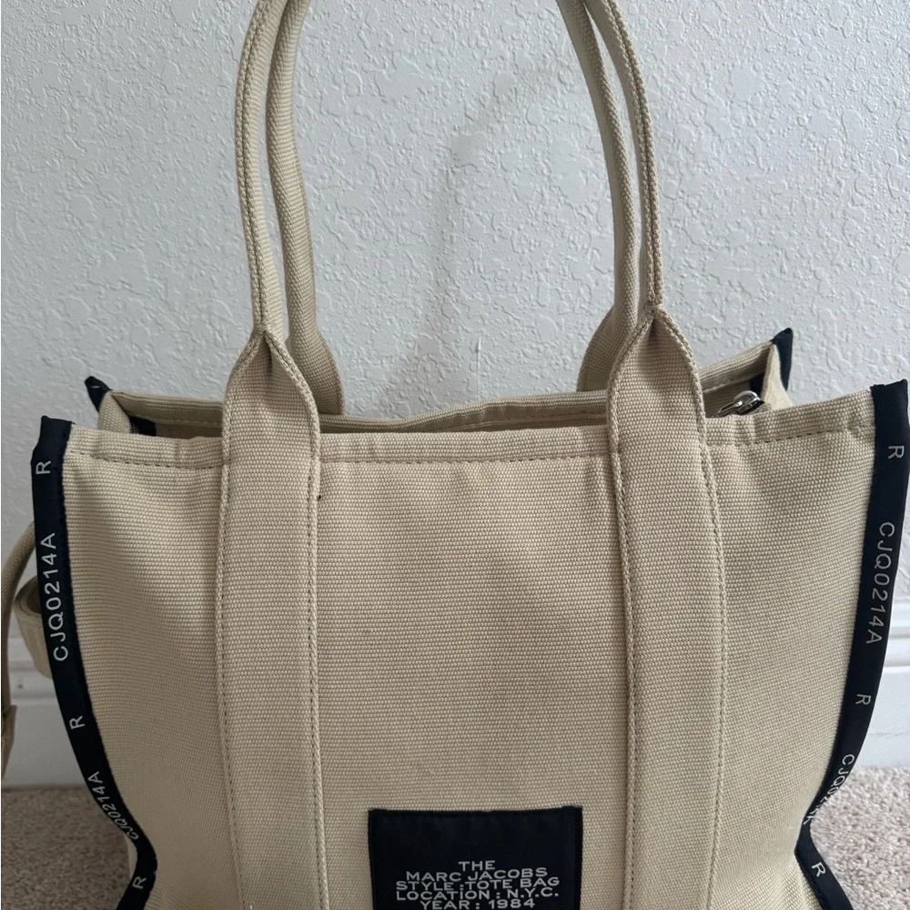 Marc Jacobs THE JACQUARD
LARGE TOTE BAG - Picture 2 of 10